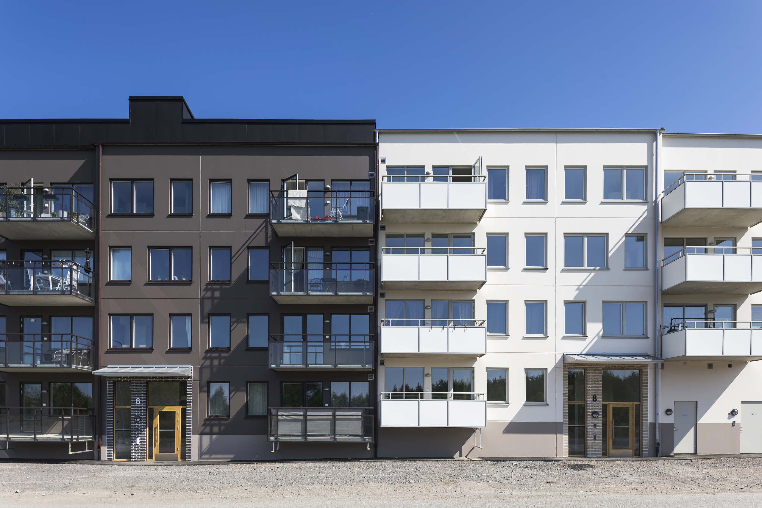 Utomhusbild på lägenhetsbyggnad i Fullerö