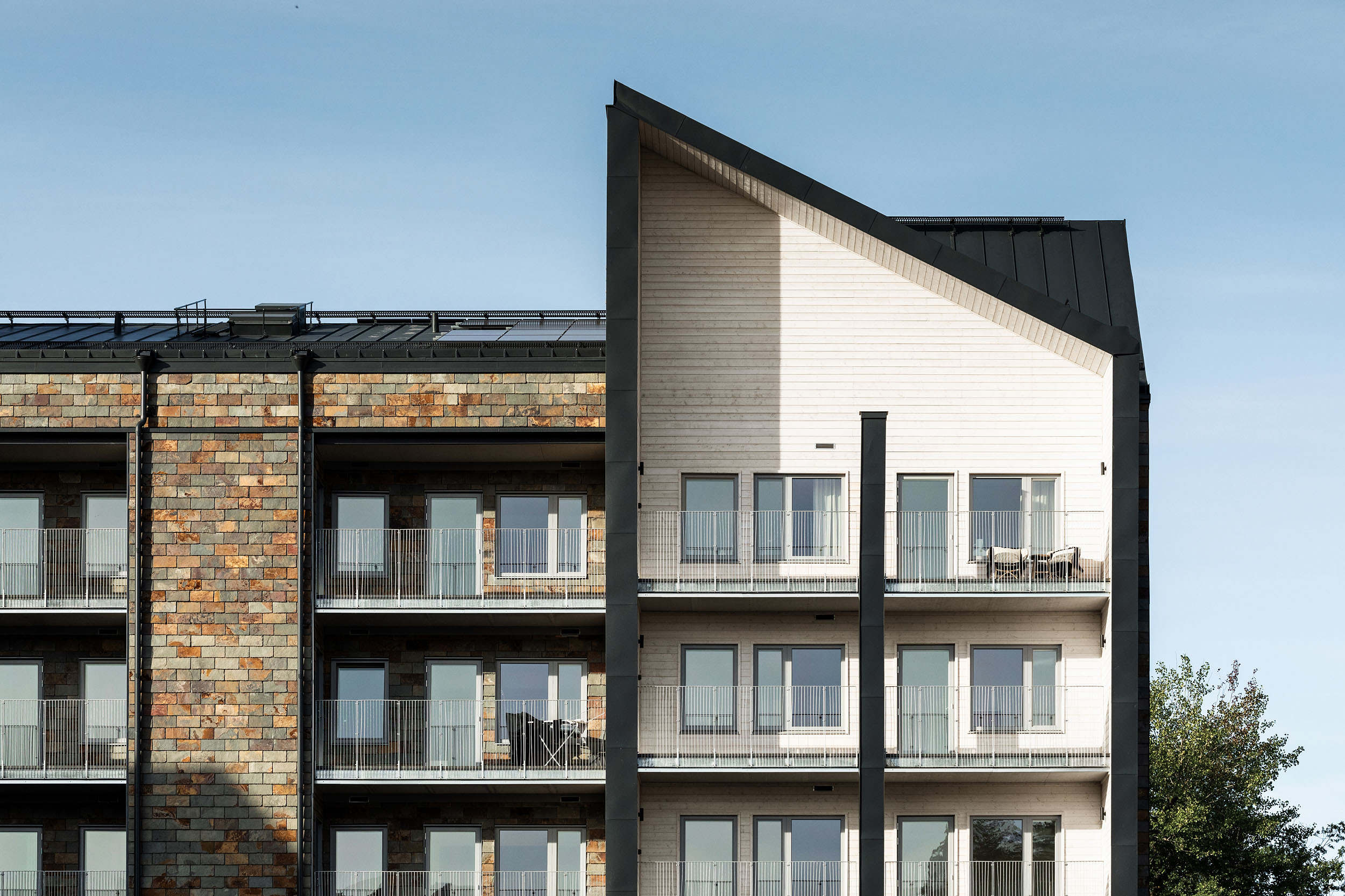 The front of an apartment building in the Kalmarporten neighborhood.